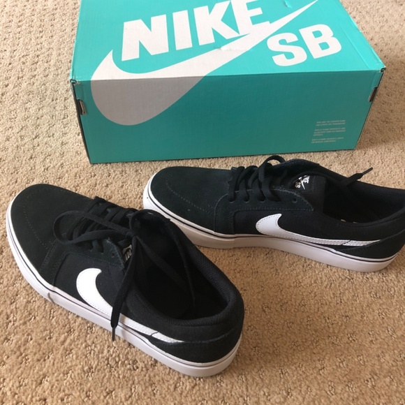 NIKE SATIRE II SHOES, YOUTH SIZE 6.5, LIKE NEW IN BOX - Picture 2 of 4